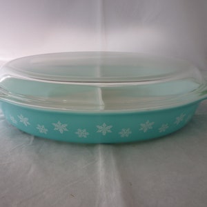 Gorgeous PYREX USA Gaiety Snowflake Turquoise Divided Baking Serving Dish with Lid Great Condition