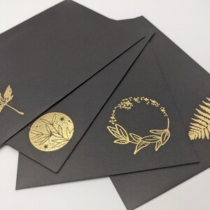 Botanische schwarze Briefumschläge - verschiedene Blattmuster, vierer Set
