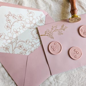 Busta da matrimonio rosa - tema fiori di ciliegio, fodera fiori di ciliegio, disegno fiori di ciliegio in rilievo dorato, sigillo rosa, tema matrimonio asiatico