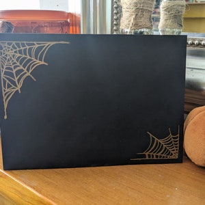 ハロウィーンの封筒 - 鏡面仕上げの金色でエンボス加工されたクモの巣