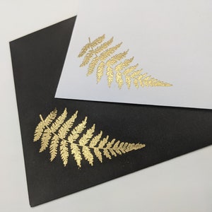 Zwarte botanische envelop - varenblad, met de hand reliëf met een spiegelgouden afwerking - set van 3