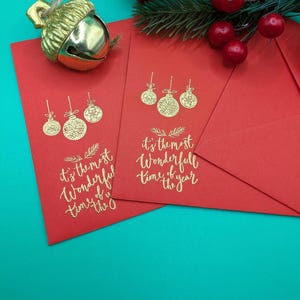 Envelope vermelho de Natal - enfeites dourados, inscrição dourada "É a época mais maravilhosa do ano" - conjunto de 6 envelopes