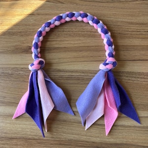 Brinquedo de puxar lã padrão em dois tons de roxo e rosa **Ótimo para agilidade, flyball e muito mais!**