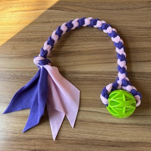 Brinquedo de lã rosa claro e roxo com bola JW MegaLast verde-limão **Ótimo para agilidade, flyball e muito mais!**