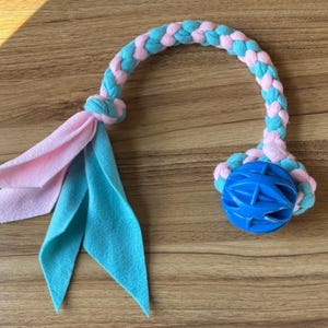 Brinquedo de lã azul claro e rosa claro com bola azul JW MegaLast **Ótimo para agilidade, flyball e muito mais!**