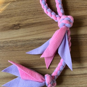 Brinquedo de puxar lã padrão rosa claro e lavanda **Ótimo para agilidade, flyball e muito mais!**