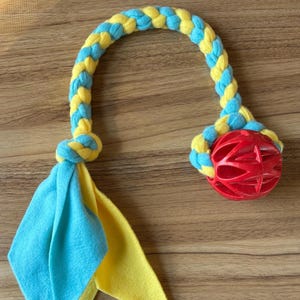 Brinquedo de lã azul claro e amarelo com bola vermelha JW MegaLast **Ótimo para agilidade, flyball e muito mais!**