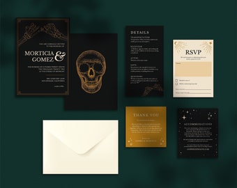 Può includere: Un set di biglietti di invito di nozze neri e dorati con un design a teschio e ossa incrociate. I biglietti includono dettagli sul matrimonio, informazioni RSVP e alloggi.