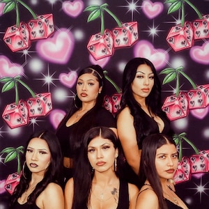 Può includere: Un gruppo di cinque persone posa davanti a uno sfondo con un motivo ripetuto di dadi e cuori rosa. Tutti indossano top e pantaloncini neri. L'immagine ha un'estetica vintage e stilizzata.