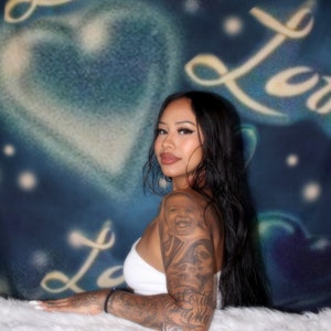 Airbrush Y2K Backdrop Lux Rosa &#39;La-La I Love You&#39; Blue/Green Heart Airbrushed Early 2000s Glamour Shots 90s Photography Background