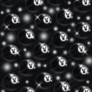Può includere: Un motivo ripetuto di palle da biliardo nere con il logo bianco del coniglio Playboy. Lo sfondo è una sfumatura scura con bagliori bianchi e il testo "@luxrosaporvida".