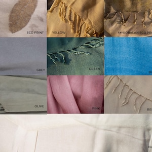 Puede incluir: Un collage de nueve muestras de tela en diferentes colores, incluyendo impresi&oacute;n ecol&oacute;gica, amarillo, impresi&oacute;n ecol&oacute;gica myrobalan, gris, verde, azul, oliva, rosa y beige. Cada muestra tiene una etiqueta con el nombre del color.