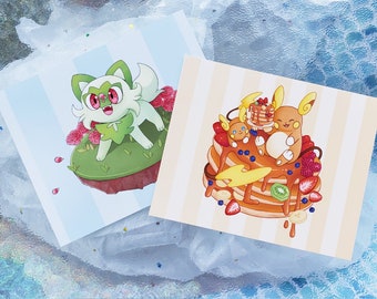 Könnte beinhalten: Zwei illustrierte Drucke mit Pokémon-Charakteren. Der erste Druck zeigt ein grünes und weißes Pokémon mit roten Augen, das auf einer grünen und braunen Plattform mit roten Beeren steht. Der zweite Druck zeigt ein braunes und gelbes Pokémon, das auf einem Stapel Pfannkuchen mit Obst und Sirup sitzt.