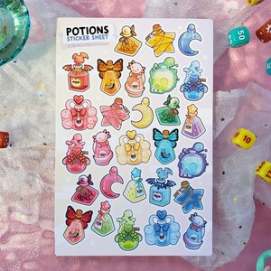 Könnte beinhalten: Eine Sticker-Tafel mit 25 bunten Tränkflaschen-Stickern. Jede Flasche hat ein anderes Design, darunter ein Schmetterling, ein Schädel, ein Stern und eine Mondsichel. Die Tafel ist mit "Potions Sticker Sheet" betitelt und hat den Text "#magicalevertheheart" unter dem Titel.