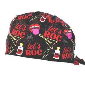 Może przedstawiać: Czarny czepek chirurgiczny z motywem rock and rolla. Czepek zawiera czerwony tekst z napisem "let's ROC" wraz z obrazami gitary, butelki, wystającego języka i dłoni wykonującej gest rock.
