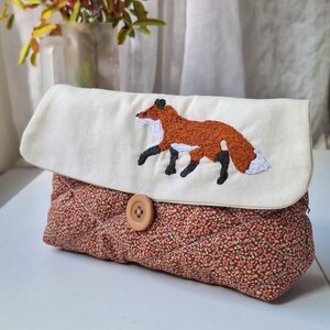 Pochette cosmetica con volpe ricamata - Pochette trapuntata fatta a mano, trousse per il trucco