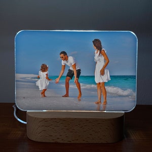personalisierte Fotolampe als Geschenk für Freundin, Geschenk für Mama, Geschenk für Papa, Familiengeschenk, Frontansicht Bild 1