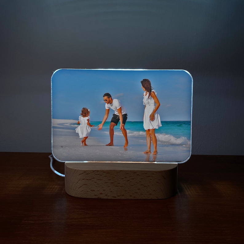 personalisierte Fotolampe als Geschenk für Freundin, Geschenk für Mama, Geschenk für Papa, Familiengeschenk, Frontansicht Bild 1
