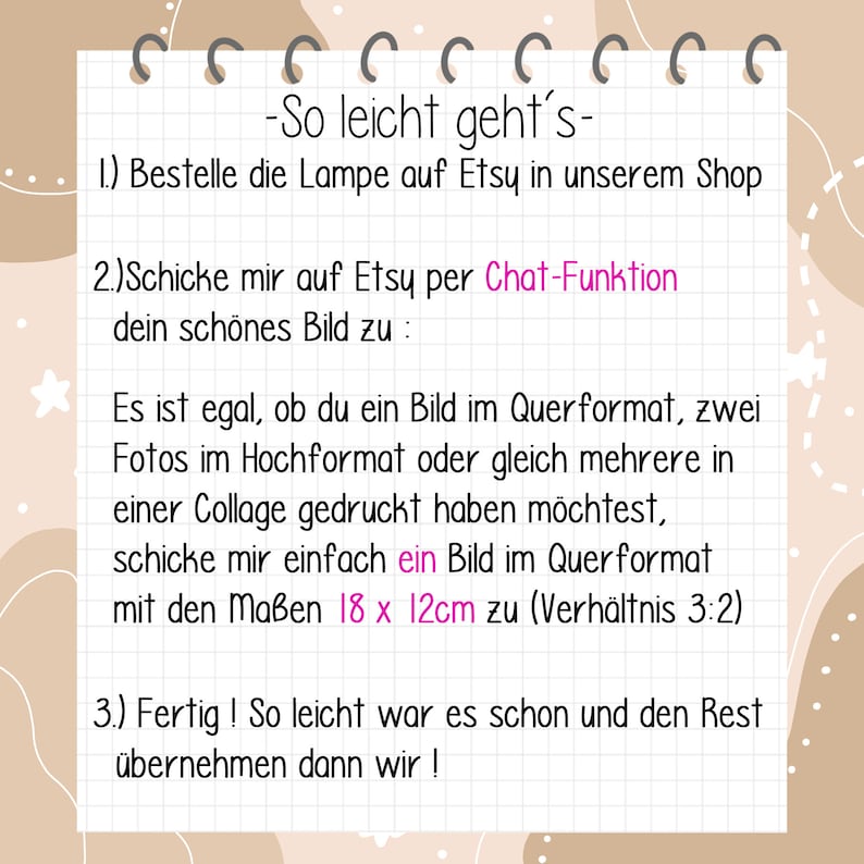 Op de afbeelding: Een handgeschreven notitie op gestreept papier met instructies voor het bestellen van een aangepaste lamp op Etsy. De instructies omvatten het bestellen van de lamp, het verzenden van een foto via de chatfunctie van Etsy en het specificeren van de beeldgrootte als 18 inch bij 12 inch.