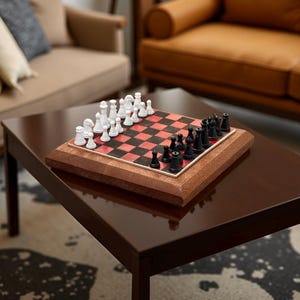 Puede incluir: Un juego de ajedrez de madera con piezas blancas y negras dispuestas sobre un tablero a cuadros rojo y negro. El tablero está enmarcado en un marco de madera marrón oscuro. El juego de ajedrez está sobre una mesa cuadrada marrón oscuro.