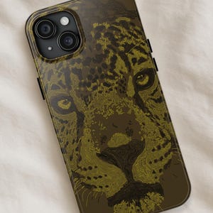 Könnte beinhalten: Smartphone-Hülle mit einer detaillierten Illustration eines Leoparden-Gesichts. Das Design verwendet einen topografischen Kartenstil mit olivgrünen und schwarzen Farbtönen. Die Hülle hat eine glänzende Oberfläche und ein schwarzes Kameramodul.