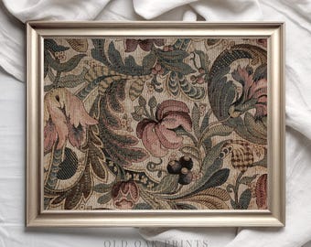 Peut inclure: Une impression encadrée d'une tapisserie florale vintage avec un motif répété de fleurs roses, de feuilles vertes et de vignes brunes. La tapisserie est encadrée dans un cadre argenté.