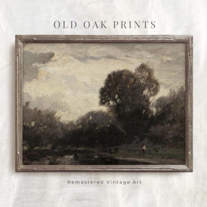 Könnte beinhalten: Ein gerahmtes Landschaftsgemälde, das eine neblige, bewaldete Szene mit einem großen Baum in der Mitte zeigt. Das Gemälde ist in einem silbernen Rahmen und hat einen Vintage-Look.