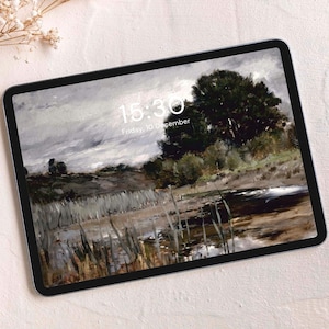 Puede incluir: Una tableta digital que muestra una pintura de un paisaje con un río, árboles y un cielo nublado. La hora es 15:30 y la fecha es viernes, 10 de diciembre.