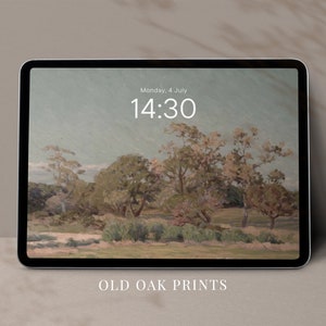 Può includere: Un tablet digitale che mostra un dipinto di paesaggio con alberi e un cielo blu. L'ora è 14:30 e la data è lunedì 4 luglio. Il testo "OLD OAK PRINTS" è visualizzato sotto il tablet.