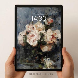 Könnte beinhalten: Der Bildschirm eines digitalen Tablets zeigt ein Gemälde mit einem Strauß weißer Rosen in einer Vase. Die Uhrzeit auf dem Bildschirm ist 14:30 Uhr. Der Text "Monday, 4 July" und "OLD OAK PRINTS" ist ebenfalls auf dem Bildschirm zu sehen.