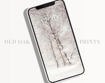 Peut inclure: Un smartphone blanc avec une scène de forêt enneigée comme image de fond. L'heure est affichée à 17h30 sur l'écran.