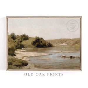 Könnte beinhalten: Ein Gemälde, das eine Flussszene mit einem sandigen Ufer und grünen Bäumen an den Ufern zeigt. Der Himmel ist hellblau und das Wasser ist hellblau-grün. Das Gemälde ist in einem hellbraunen Rahmen gerahmt.