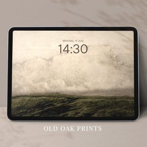 Op de afbeelding: Een digitale tablet die een landschapsscene weergeeft met een bewolkte lucht en groene heuvels. De tijd is 14:30 en de datum is maandag 4 juli. De tekst "OLD OAK PRINTS" wordt onderaan het scherm weergegeven.