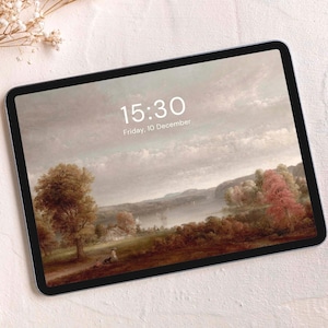 Può includere: Un tablet digitale che mostra un dipinto di paesaggio con un fiume, alberi e un cielo nuvoloso. L'ora è 15:30 e la data è venerdì 10 dicembre.