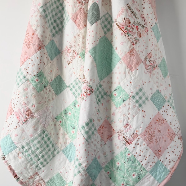 Edredón para niña en tonos rosa y aguamarina, reverso de lunares minky