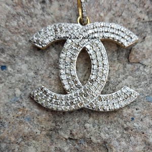 Puede incluir: Un juego de tres tazas de cerámica con un acabado mate moteado. Cada taza presenta un color diferente: azul claro, crema y gris. Las tazas tienen un diseño simple y moderno, para café o té.