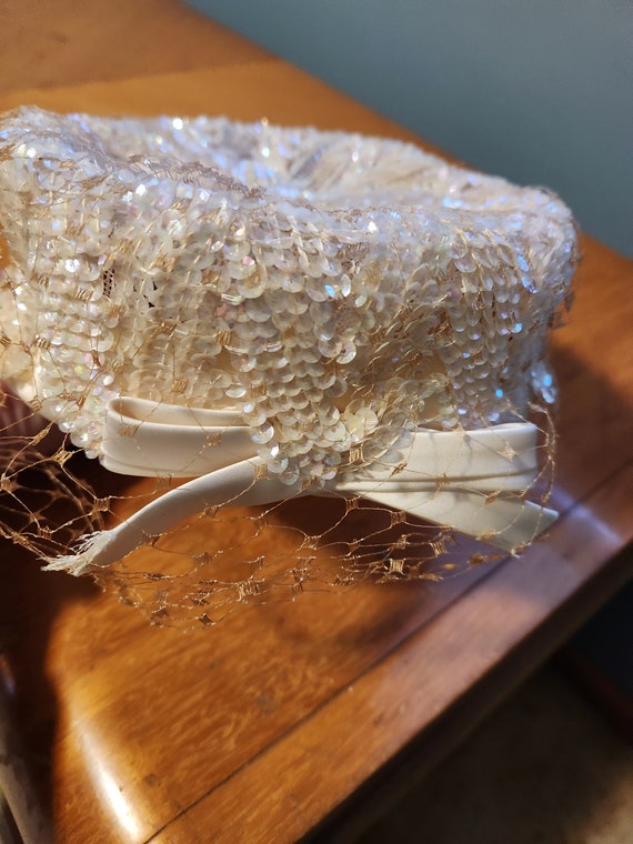 Vintage Gimbels Cream Colored Beaded Pillbox Hat With Veil  display picture 1