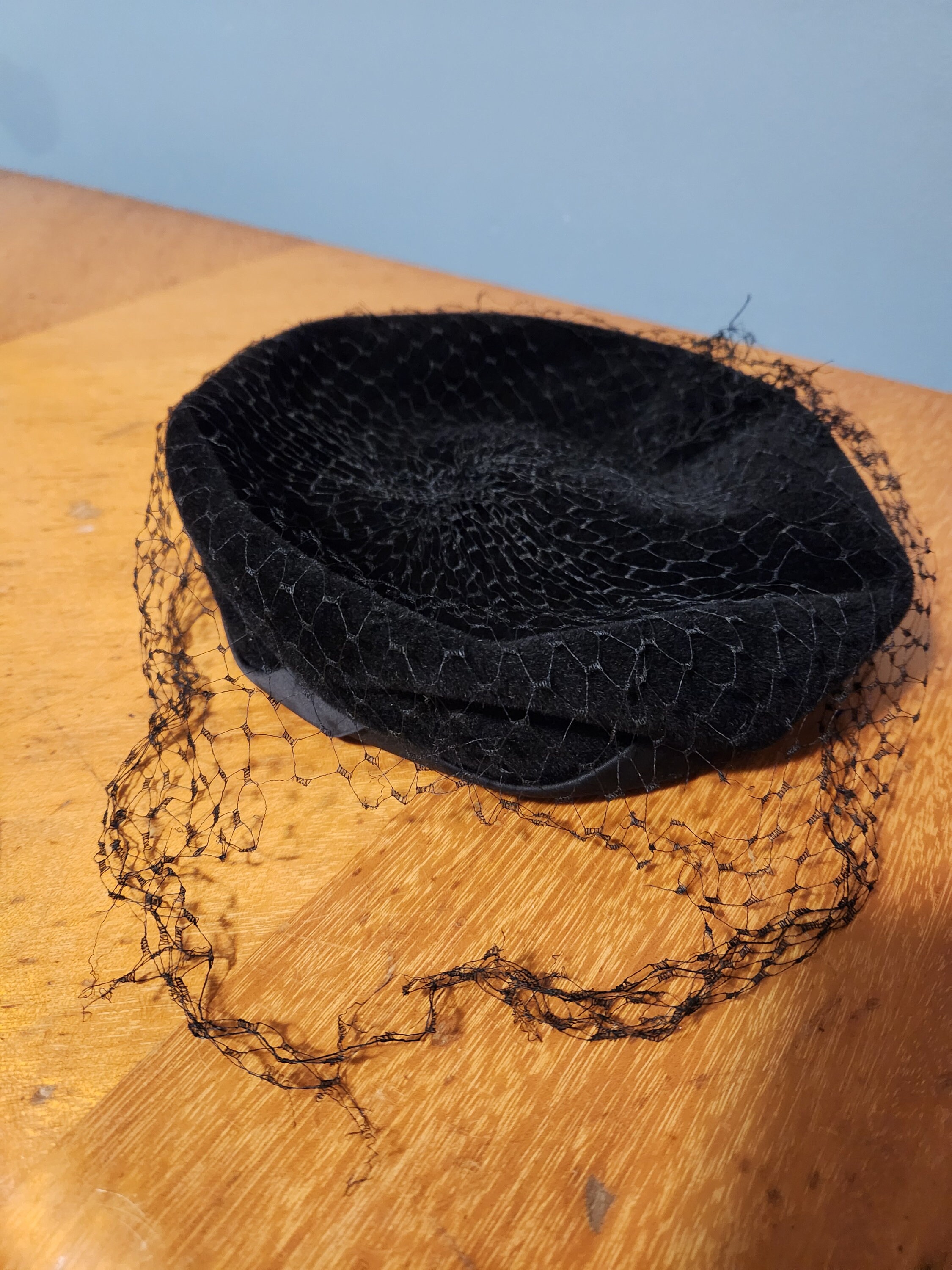 Antique Vintage 50\'s Gene Doris New York Pillbox Feather Hat. Vintage Gene Doris New York Peachbloom Velour Black Pill Box  main image 3