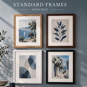 Può includere: Quattro cornici da parete rettangolari con passe-partout bianchi, etichettate come STANDARD FRAMES WITH MAT. La cornice in alto a sinistra è in legno chiaro, in alto a destra in legno scuro, in basso a sinistra bianca e in basso a destra nera.