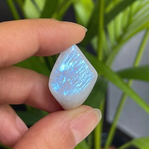 Moonstone tumbled stone blue shimmer | fair trade & ethical | Healing stones, gemstones, crystals | Esoteric, chakra, spiritual gifts