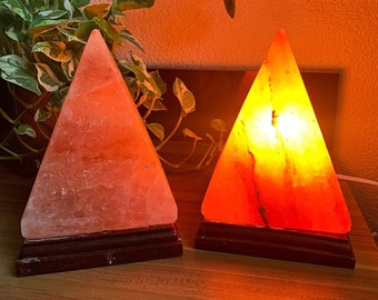 Salzkristall Lampe Pyramide | fair gehandelt & ethisch | Orange Edelstein, Heilsteine, Kristall Leuchte | Esoterik Deko, Spirituell Geschenk