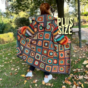 Op de afbeelding: Een witte keramische mok met een zwart handvat en de tekst "But First, Coffee" in een zwarte, vette letter. De mok staat op een wit oppervlak.