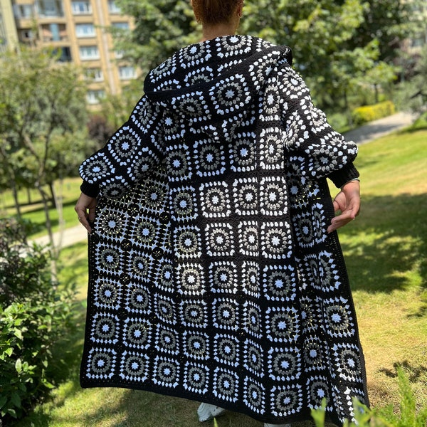 Cappotto quadrato della nonna, cardigan bianco nero, giacca all'uncinetto, cardigan boho, maglione lungo lavorato a maglia, cardigan sciolto, cappotto afghano, cappotto con cappuccio