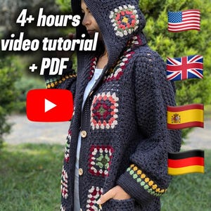 以下が含まれることがあります： カラフルな正方形の模様が入った、フード付きの濃いグレーのかぎ針編みのカーディガン。長袖のコートは、ボタン留めのフロントとポケットが付いています。画像には「4時間以上のビデオチュートリアル+ PDF」というテキストとYouTubeのロゴが含まれています。