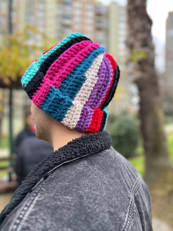 カラフルなクロシェ編みのメンズビーニー。心地よい厚手のチャンキー