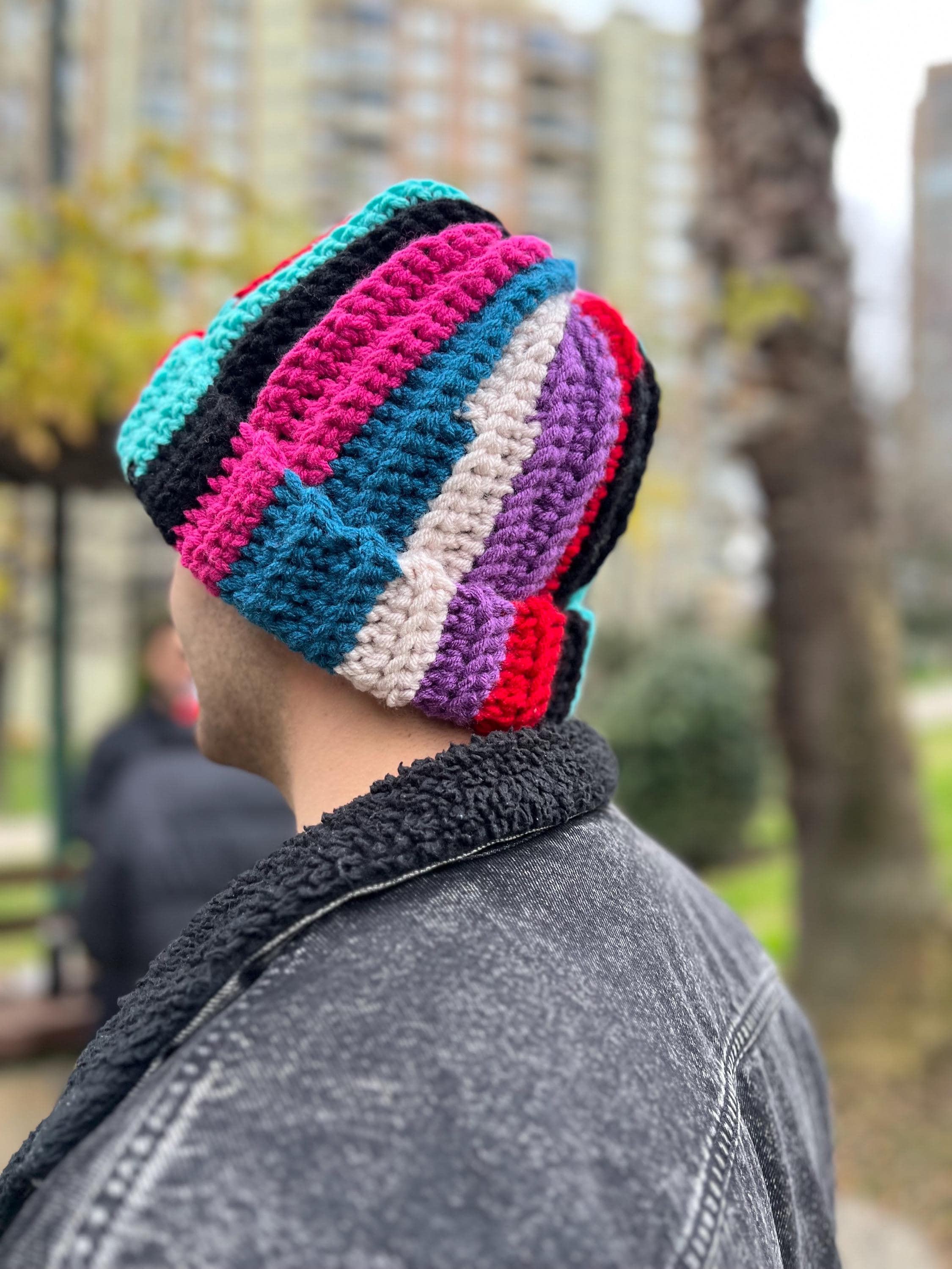 カラフルなクロシェ編みのメンズビーニー。心地よい厚手のチャンキー