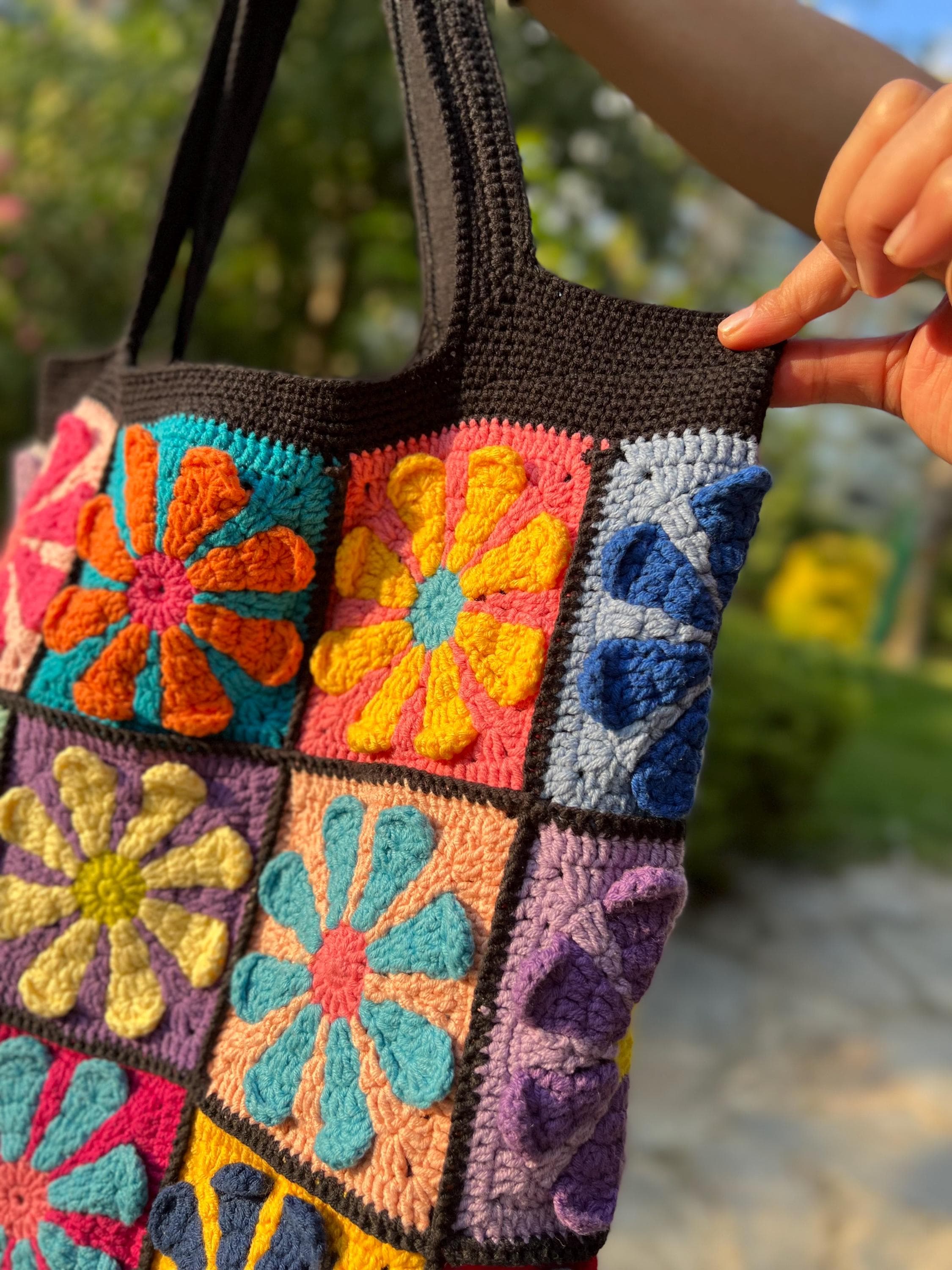 かぎ針編みのカラフルな花柄バッグ、ハンドメイドのデイジートート