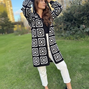 Zwart wit vest, oma vierkante jas, gehaakt jasje, gebreide lange trui, capuchonjas, Afghaanse jas, bohovest