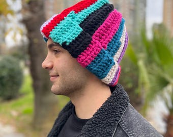 カラフルなクロシェ編みのメンズビーニー。心地よい厚手のチャンキー