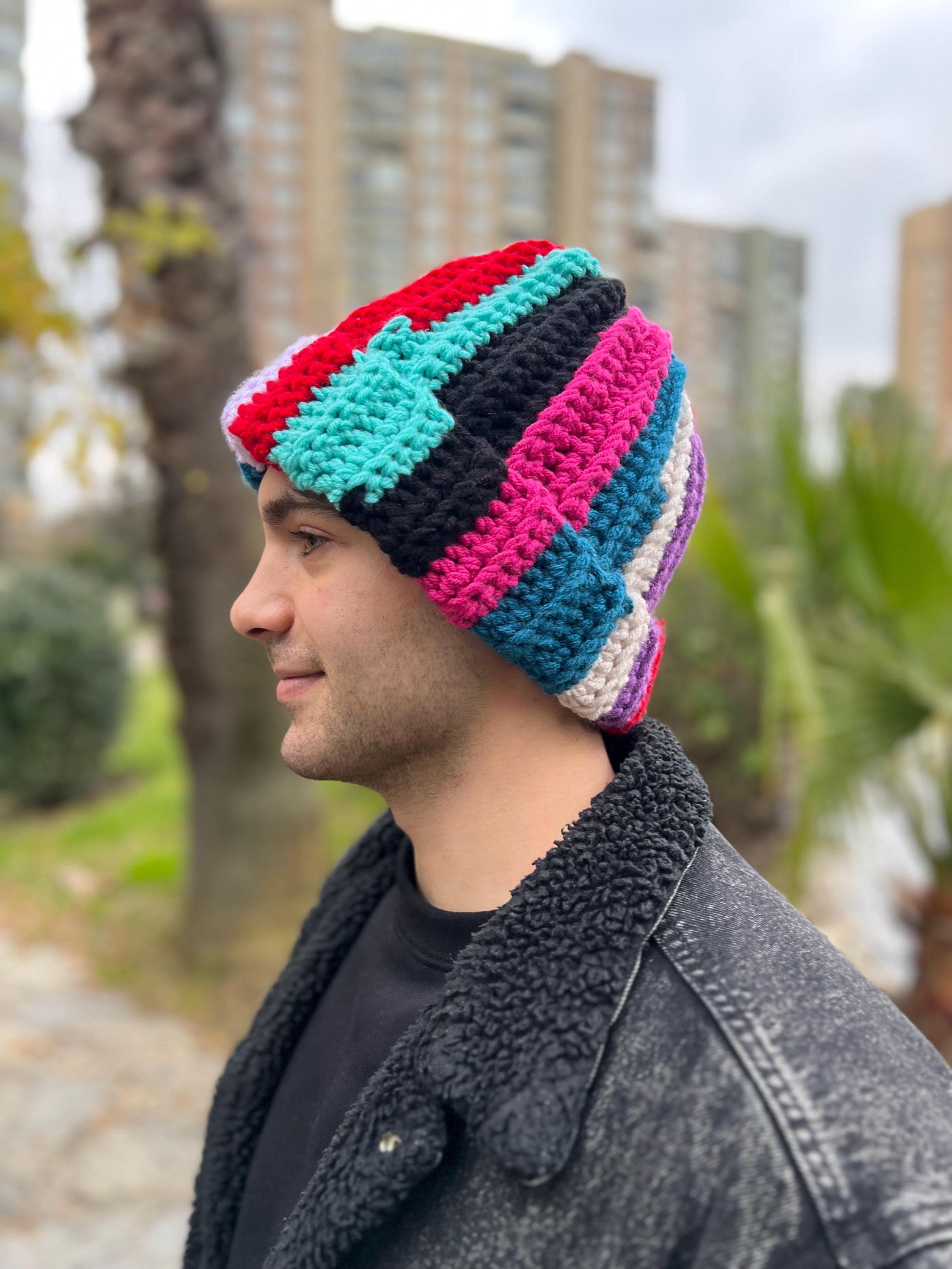 カラフルなクロシェ編みのメンズビーニー。心地よい厚手のチャンキー